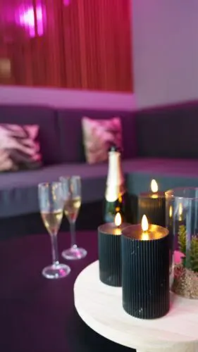 Champagne et bougie en face du fauteuil