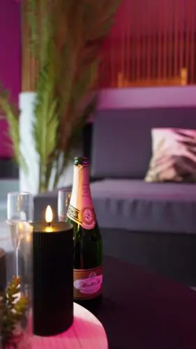 Champagne et bougie en face du fauteuil rond