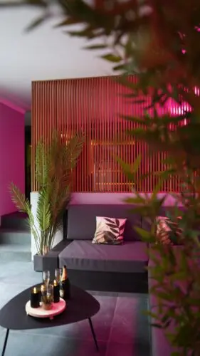 Champagne et bougie en face du fauteuil