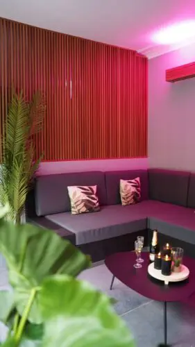 Champagne et bougie en face du fauteuil