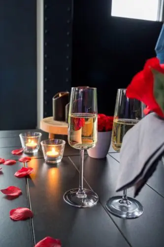 Image de 2 verres de champagnes dans une ambiance de saint valentin