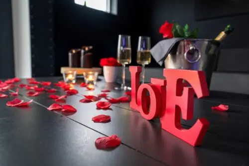 Décoration de saint valentin, avec bougie, champagne pétales rouges
