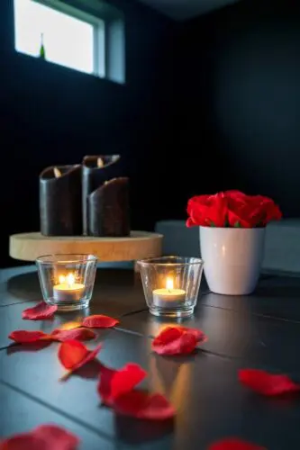 Décoration de saint valentin, avec bougie et pétales rouges