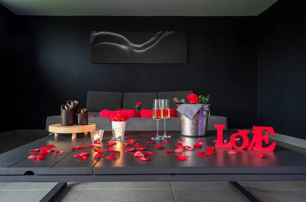 Image du fauteuil dans le salon, avec une décoration de saint valentin