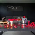 Image du fauteuil dans le salon, avec une décoration de saint valentin