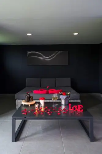 Image du fauteuil dans le salon, avec une décoration de saint valentin