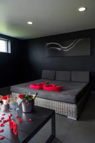 Image du fauteuil dans le salon, avec une décoration de saint valentin