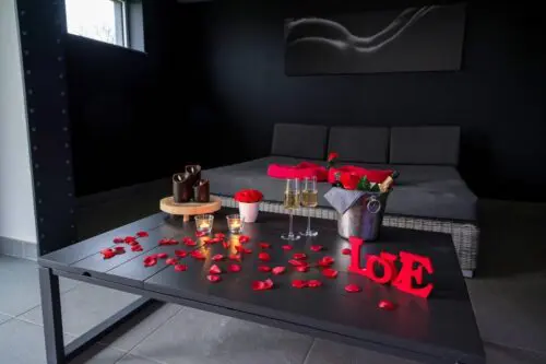 Image du fauteuil dans le salon, avec une décoration de saint valentin