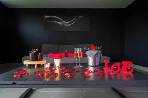 Image du fauteuil dans le salon, avec une décoration de saint valentin