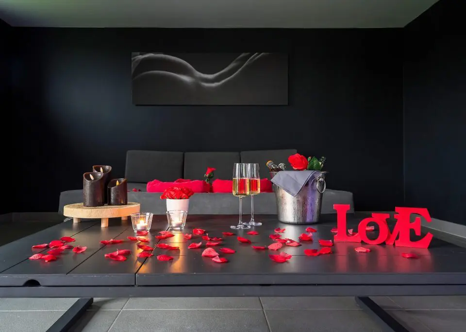 Image du fauteuil dans le salon, avec une décoration de saint valentin