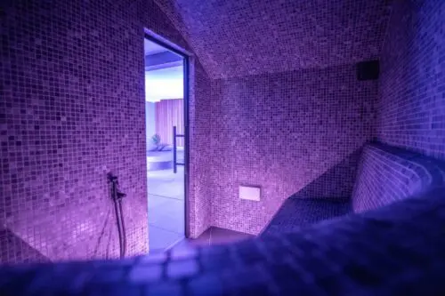 Vue de l'intérieur du hammam éclairer par une lumière mauve
