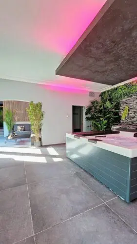 Image du jacuzzi sous lumière naturel extérieure