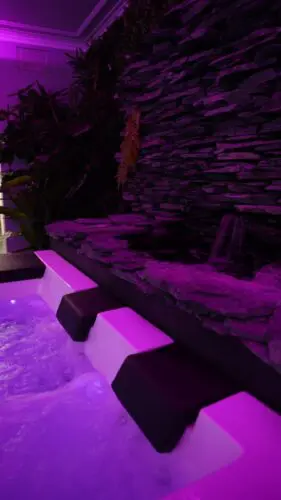 Image du jacuzzi sous néon rose