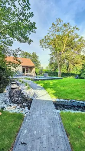 Image du chemin menant a la villa avec la piscine