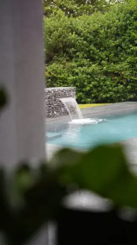 Image de la piscine extérieure avec la fontaine qui fonctionne