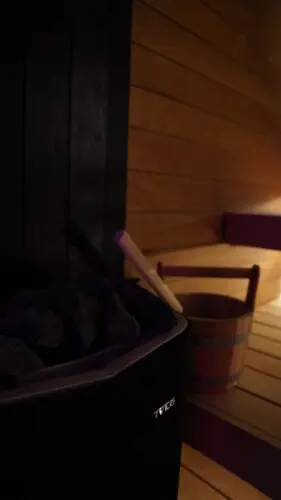Image du sceau et du chauffage dans le sauna