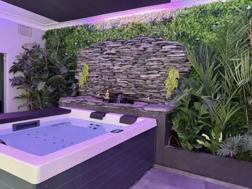 Image du jacuzzi de la villa sous neon rose