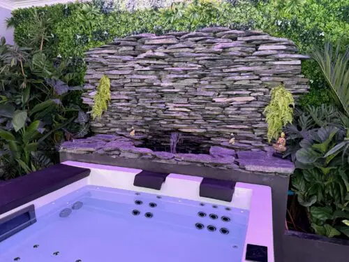 Image du jacuzzi de la villa sous neon rose