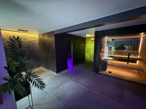Salle qui comprend le sauna