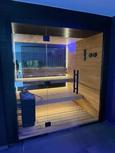 Vue du sauna avec lumière bleu