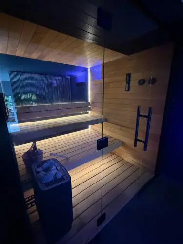 Vue du sauna avec lumière bleu